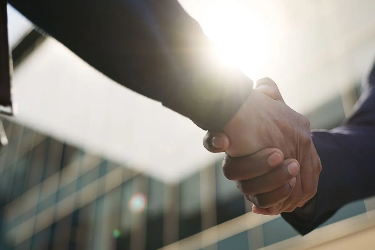 Poignée de main entre deux personnes d'affaires