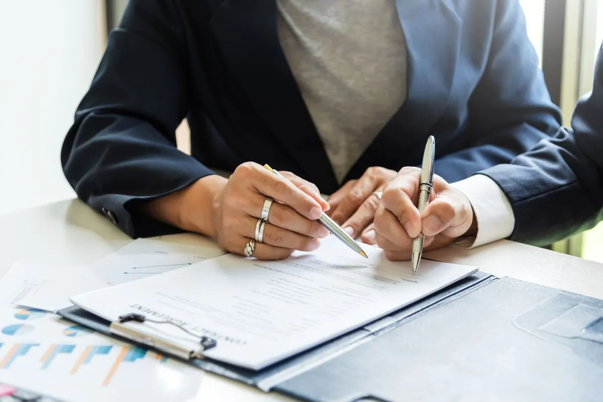 Deux personnes signant un contrat