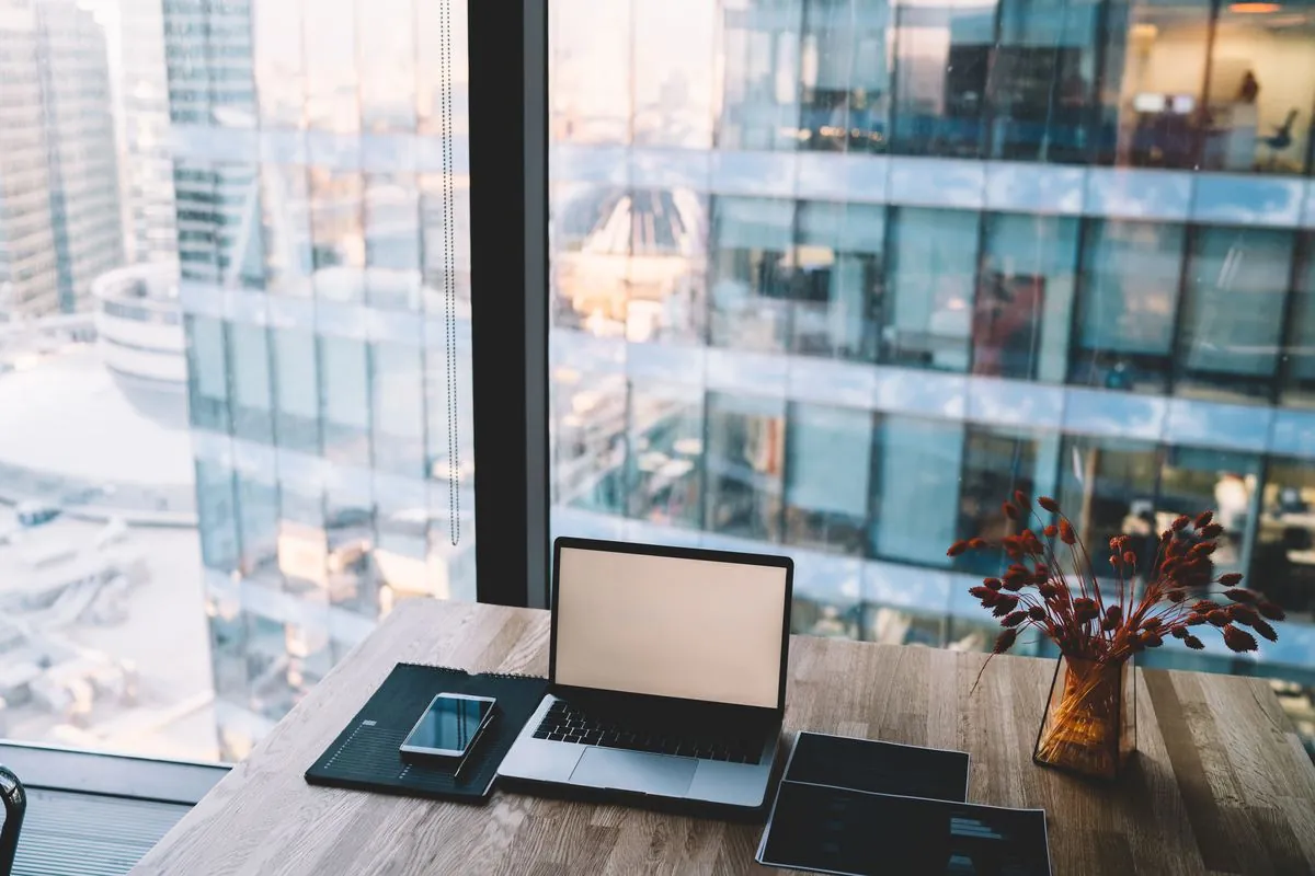Bureau clair donnant sur la ville